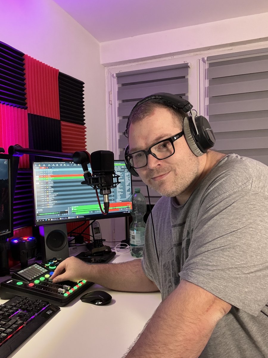 JP mit Kopfhörern am Mikrofon und Mischpult in seinem Radiostudio